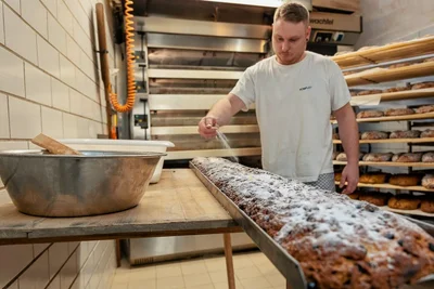 Was Steve Brasch von der Bäckerei Trützschler in Auerbach-Mühlgrün da bezuckert, ist sein Weihnachtsmarktstollen: 160 Zentimeter lang und etwa zehn Kilo schwer. 
