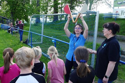 Schulleiterin Michaela Schädlich gibt das Startsignal für den Spendenlauf, an dem insgesamt 145 Kinder teilnahmen.