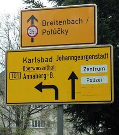 
              <p class="artikelinhalt">Wie man durch Schwarzenberg zur tschechischen Grenze kommt, zeigen neue Schilder, so der Vorwegweiser in Höhe Rathaus. </p>
            