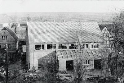 Die Turnhalle Niedersteinbach wurde 1962 eröffnet. Durch die geringe Auslastung fallen nun höhere Gebühren an, für den Fall, dass man darin trainieren will. Auf diesem Bild befindet sie sich in der Bauphase.