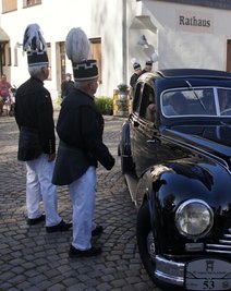 Am Reinsdorfer Rathaus begrüßten Bergmänner die Teilnehmer.