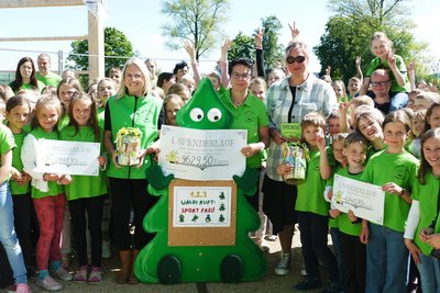 Wenige Tage nach dem Lauf wurde der Spendenerlös an den Elternverein krebskranker Kinder sowie an den Förderverein der Grundschule übergeben.