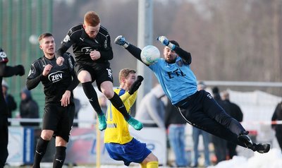 Lukas Wilton (Zwickau) trifft gegen Torhüter Benjamin Kirsten (Lok Leipzig) zum 1:2 Anschluss.