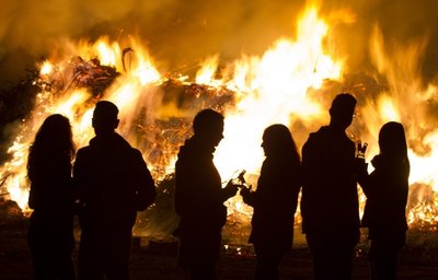 Höhenfeuer sind beliebte Treffpunkte in der Region.
