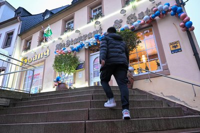 Hoang-Restaurant und Hotel steht über dem einstigen Restaurant „Scharfe Ecke“, Naumanns Gaststätte am Markt 23 in Burgstädt. Geöffnet ist täglich von 11 bis 22 Uhr. Bestellungen sind telefonisch und über Whatsapp möglich.