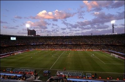 Der Klassiker Deutschland gegen England hat bei der Fußball-WM in Südafrika die Geschäfte auf dem Schwarzmarkt befeuert: Tickets und Unterkünfte kosten in Bloemfontein ein Vermögen.