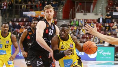 Ivan Karacic (Mitte, hier im Spiel gegen Ludwigsburg) kam im Sommer eigentlich nur als Ergänzungsspieler nach Chemnitz. Dennoch kam er für die Niners elfmal zum Einsatz. 