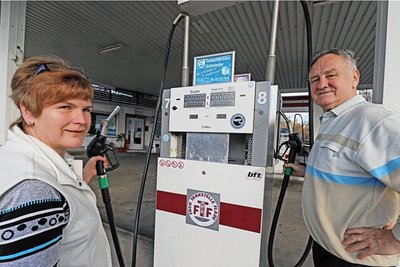 Geschäftsführerin Birgit Flade und Eigentümer Wilfried Flade an ihrer Freien Tankstelle in Mulda. 