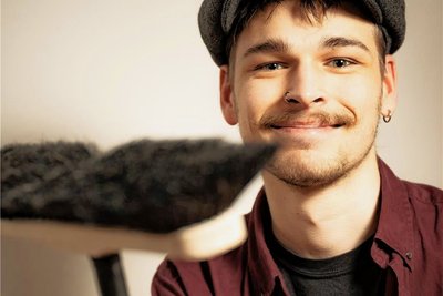 Autor Fionn Klose freut sich, dass er den Besen heute nicht selbst schwingen muss, sondern an eine Putzhilfe abgeben kann.