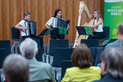 Julie, Jessica und Nelly Taubert begleiteten die Preisverleihung musikalisch.