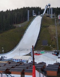 Das Tauwetter der vergangen Tage hat auch dem Aufsprunghang der Großschanze in Vogtland-Arena stark zugesetzt. 