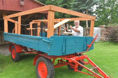 Hans-Jörg Fleischer aus Helbigsdorf will mit seinem Hanomag diesen Wagen ziehen. Das Thema ist der örtliche Kleingartenverein.