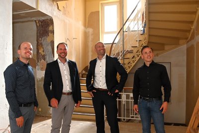 Die neuen Betreiber Michael Kiesewetter und Robert Vennedey beim Baustellenrundgang mit Raymond Uhlig und Karsten Wilke (v. l.) von der Volksbank im Hotel Deutsches Haus in Mittweida.