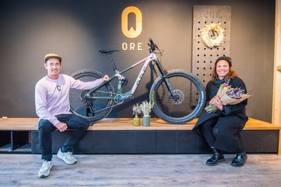 Steven Busch hat mit "Ore Bicycles" eine eigene Fahrradmarke auf den Markt gebracht. Melanie Duske ist mit Trockenblumensträußen erfolgreich. Zusammen betreiben sie nun ein Geschäft in Oberwiesenthal. 