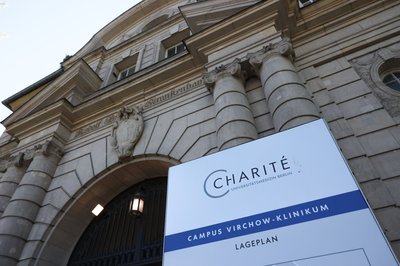 Herzspezialist der Charité muss nach dem Tod zweier Patienten erneut vor Gericht. (Archivbild)