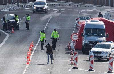 Tschechische Polizisten stehen am Samstag zur Einreisekontrolle auf einer Straße in Zinnwald an der tschechischen Grenze.