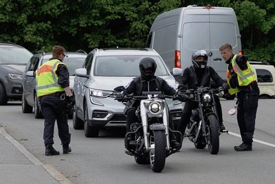 Die Sons of Seven fühlen sich dem Gremium MC (MC für Motorcycle Club) zugehörig, einem Motorradclub deutschen Ursprungs. 