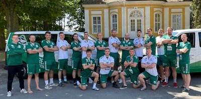 Vorfreude auf die Sachsenliga: Im Trainingslager in Neschwitz bei Bautzen hatten die Männer um Trainer Markus Lehmann (l.) Schwung geholt. Nach dem 35:32-Erfolg gegen den LHV Hoyerswerda im Sachsenpokal wollen die Freiberger nun auch in der neuen Liga für Furore sorgen. 