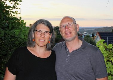 Im schönen Neckartal zuhause: Michaela und Daniel Pischzan fühlen sich wohl in Obrigheim. Rund um seinen Geburtstag hat der ehemalige Gewichtheber die hauseigene Terrasse fertiggestellt, auf der dieses Foto entstanden ist. 