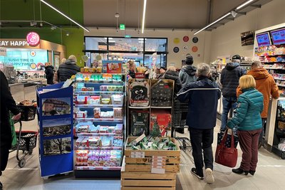 Bei vollem Simmel-Markt sind alle vier Kassen geöffnet. Vor allem am Morgen war in dem Supermarkt in Siegmar viel los.