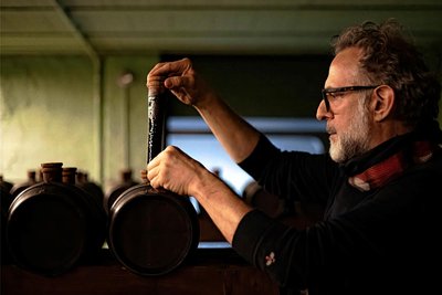Italiens wohl berühmtester Koch Massimo Bottura zieht eine Probe seines Balsamicoessigs.