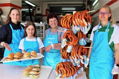 Bieten Leckeres zum Fest in Thum an: Julia Krüger, Selma Mehner, Ina Hofmann und Jennifer Wengler (v. l.). 