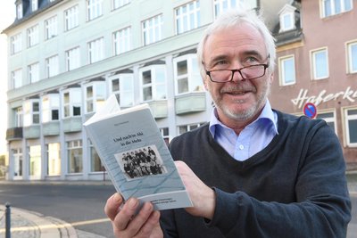 Hobby-Autor Jörg Naumann 2016 mit seinem Buch vor der ehemaligen Melodie, eine beliebte HO-Gaststätte zu DDR-Zeiten. Mit seinem Bruder Albrecht hat er mehr als 30 Jahre lang das Restaurant „Scharfe Ecke“ in Burgstädt betrieben. Einen gewissen Kultstatus erlangten seine Buchlesungen über Burgstädter Originale.