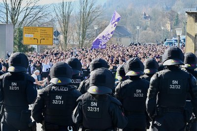 Etliche Polizeibeamte sicherten den Fanmarsch ab.