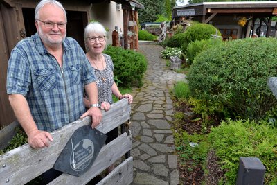 Hereinspaziert! Doris und Detlef Dick aus Freiberg öffnen am Wochenende ihre Gartentür für fremde Besucher. Sie sind zum fünften Mal beim sächsischen Gartentag dabei.
