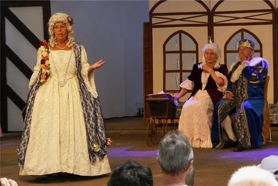 Mimen des Mittelsächsischen Kultursommers führten das Märchen Dornröschen beim Parkfest auf.