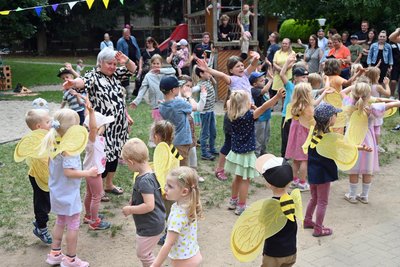 Stimmung in der Kita, ein pfiffiges Programm mit Singen und Tanzen wird vorgeführt, letztmals von Ute Grundl einstudiert.
