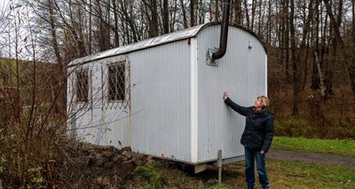 Diesen Bauwagen am Wald will die Weiditzer Naturschutzstation zur Bildungsarbeit nutzen. Dafür erhält das Team um Vereinsgeschäftsführerin Angela Schubert 2500 Euro aus einem Zukunftspreis des Freistaats. 