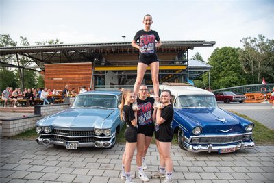 Der Cheerleader-Verein Obervogtland begeisterte beim Konzert der Firebirds im Freibad Elstergarten in Oelsnitz mit akrobatischen Einlagen. Auch amerikanische Fahrzeuge wurden gezeigt.