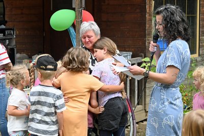 Letztmals gestaltet Ute Grundl mit den Kindern ein Programm:. Franziska Schuster sagt Danke.