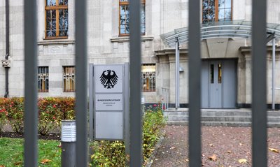 Der BGHJ hob ein Urteil gegen einen Herzspezialisten nach dem Tod zweier Patienten auf. Der Mann muss erneut vor Gericht. (Archivbild)