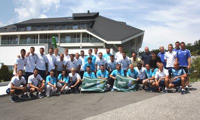 Zum Abschluss stellten sich Profis und die Fan-Elf noch einmal zum Gruppenfoto vor dem Hotel auf.