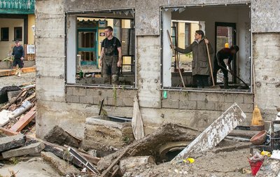 Mehr Regen als sonst im gesamten Monat hat sich am Mittwoch binnen weniger Stunden über Simbach in Bayern ergossen. Fünf Menschen starben, Teile des Ortes gleichen einem Trümmerfeld. Da die Wetterlage anhält, drohen weitere Unwetter.