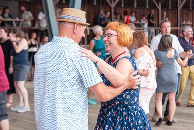 Bei hochsommerlichen Temperaturen wurde beim Konzert der Firebirds im Freibad Elstergarten in Oelsnitz ausgiebig getanzt.
