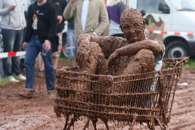Dass der Humor bei den Ankerberg-Campern in üblichen Maßstäben nicht zu messen ist, zeigt diese Aufnahme von 2009. Der gesamte Zeltplatz war nach Regenfällen im Schlamm versunken. Doch die Party ging weiter.