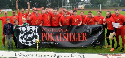 Vor knapp zwölf Monaten stemmten die Werdaer Fußballer den Vogtlandpokal in den Falkensteiner Himmel. Auf dem Sportplatz des 1. FC Wacker Plauen kämpfen am Samstag der Vogtlandliga-Meister VfB Auerbach II und Vogtlandklasse-Meister VfB Schöneck um die begehrte Trophäe. 