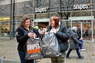 Mit vollen Einkaufstüten haben Katrin Fensky und ihre Tochter Anna den neuen "Snipes"-Laden in der City verlassen. Die Streetwear-Kette eröffnete am Donnerstag ihr erstes Geschäft in Chemnitz.
