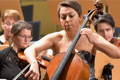 Solo-Cellistin Hanna Pyrozhkova und die Mittelsächsische Philharmonie begeisterten unter der Leitung von Generalmusikdirektor Jörg Pitschmann am Donnerstagabend in der Nikolaikirche in Freiberg. 