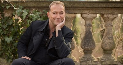 Björn Casapietra singt am Schloss Waldenburg. 