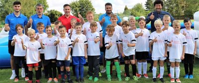 Einmaliges Erlebnis für 20 Kinder aus Niederwiesa und Chemnitz. Die Fußballschule "Fairplay-Ferienfußball" von René Tretschok (hinten, 2.v.l.) zu Gast im Walter-Reichert-Stadion in Niederwiesa. 
