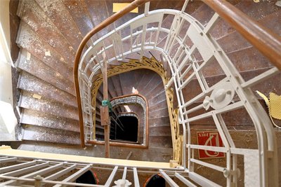 Der Blick nach unten ins historische Treppenhaus.
