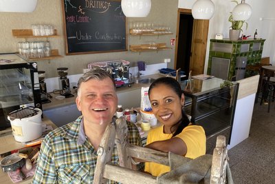 Noch ist einiges zu tun, die Vorfreude ist groß. Sheril und Dirk Martin machen aus dem „Café Mehrwert“ das „Café Pustekuchen“, ohne dem Charme des Lokals etwas zu nehmen.
