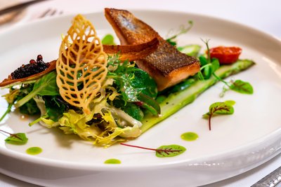 „Regional anders“: Heimische Lachsforelle mit grünem Spargel.