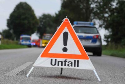 Ein VW prallte bei Rossau gegen die Leitplanke und blieb stehen.