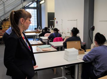 Justizministerin Katja Meier dankte am Donnerstag Insassen der JVA Chemnitz für die Herstellung von Schutzmasken.
