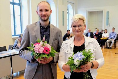 Blumen in der Stadtratssitzung gab es für Cornelia Schmidt und Gregor Steps.